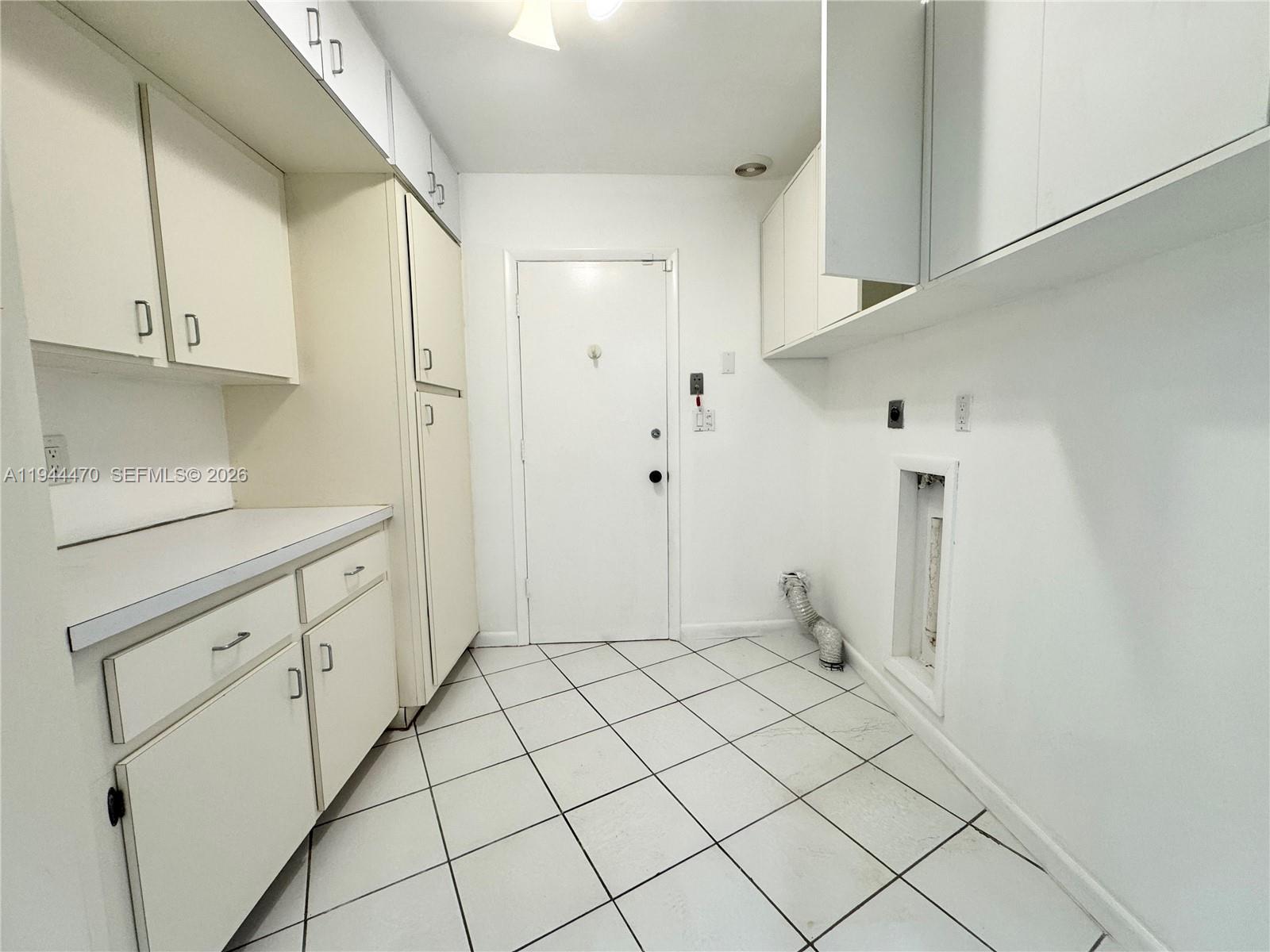 2001 St Andrews Road, Unit 121 Hollywood, FL 33021 - Photo 29 of 39 a bathroom with a sink and a mirror