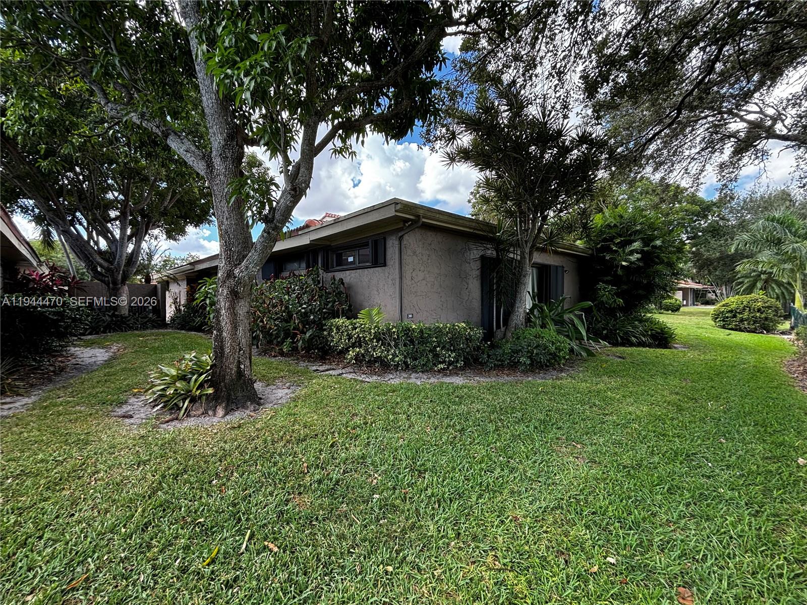 2001 St Andrews Road, Unit 121 Hollywood, FL 33021 - Photo 5 of 39 a backyard of a house with lots of green space