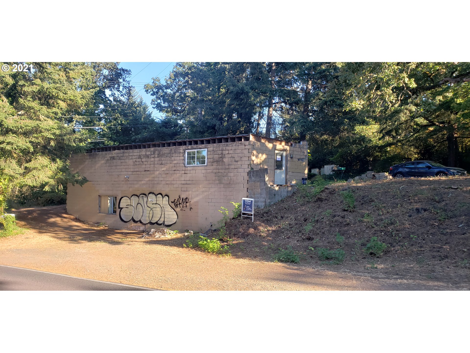 570 Lorane Highway Eugene, OR 97405 - Photo 2 of 11 a view of outdoor space with garden