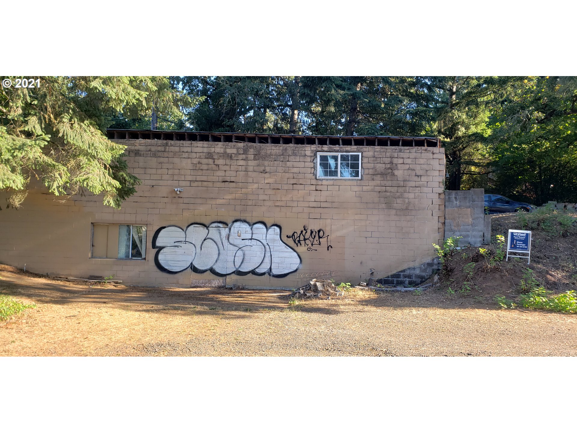 570 Lorane Highway Eugene, OR 97405 - Photo 3 of 11 a front view of a house with a yard