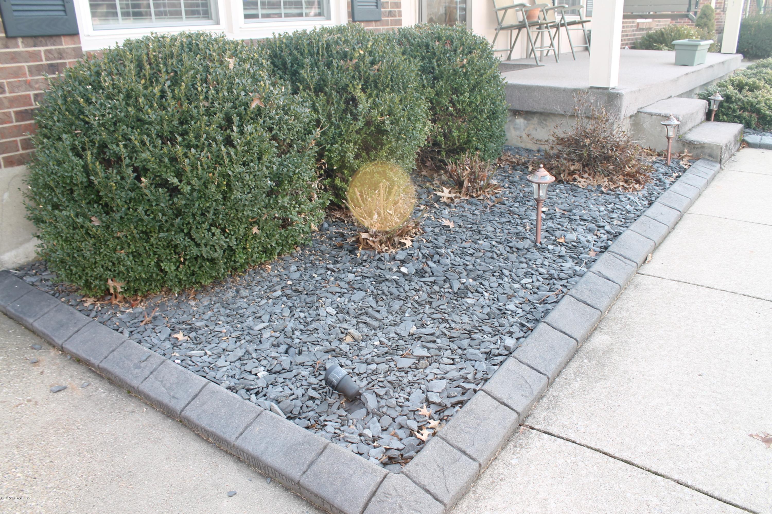 7805 Laurel Ridge Road Louisville, KY 40219 - Photo 9 of 77 Landscaping with professional edging