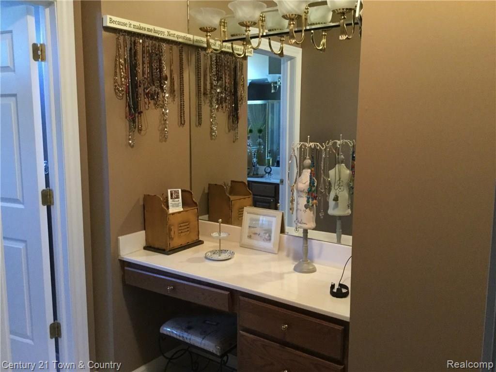 4731 Oakhurst Ridge Road Clarkston, MI 48348 - Photo 25 of 59 MAKE-UP AREA IN MASTER SUITE....