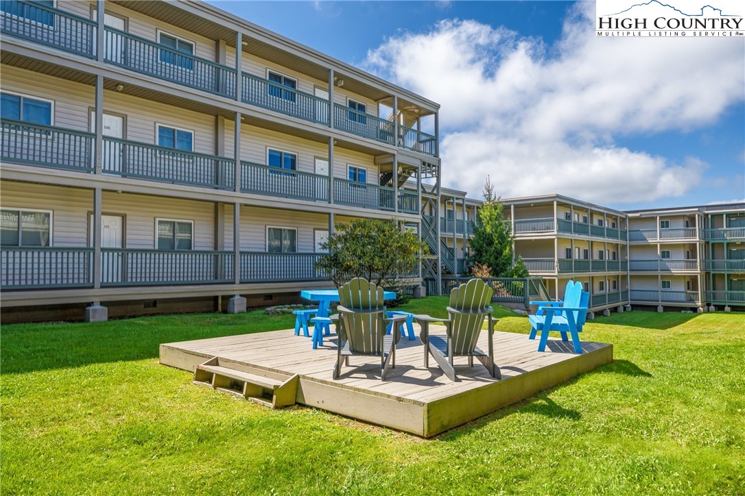 301 Pinnacle Inn Road, Unit 3207 Beech Mountain, NC 28604 - Photo 25 of 37 a view of a building with backyard