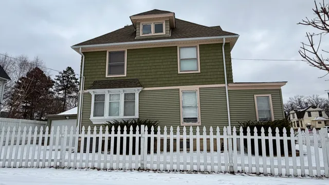 $2,800 | 500 Barrett Street, Elgin, IL 60120