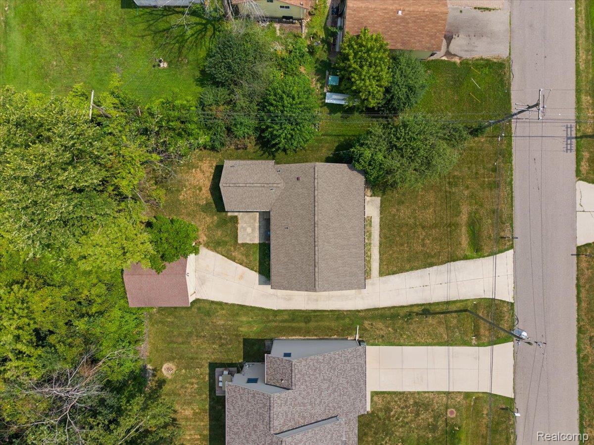1754 Ruby Avenue Rochester, MI 48309 - Photo 7 of 51 Large concrete driveway