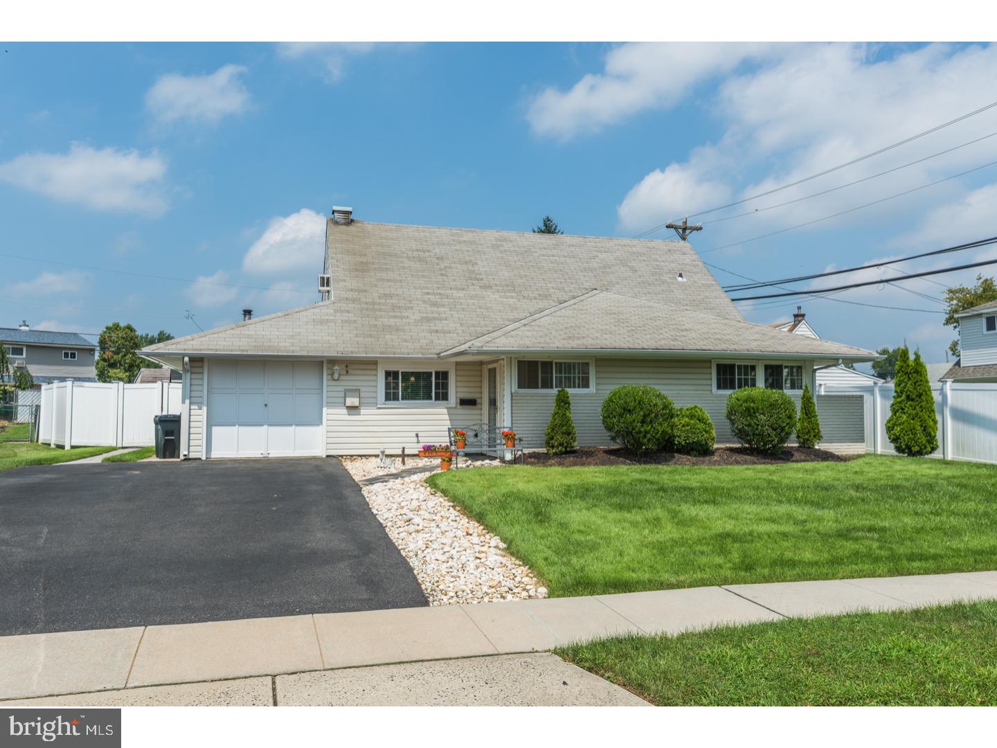 49 Hydrangea Road Levittown, PA 19056 - Photo 3 of 21 Gallery Image 3