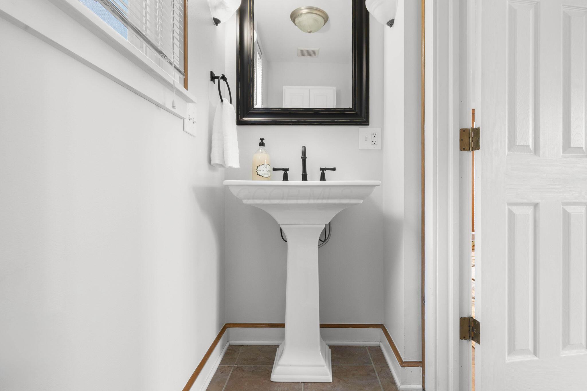 1220 Oxley Road Columbus, OH 43212 - Photo 15 of 35 Powder Room