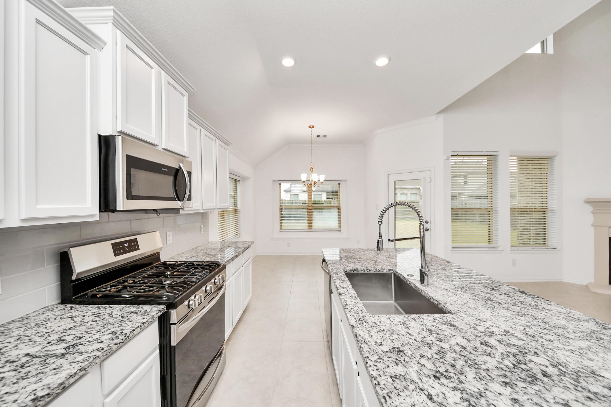 11918 Red Admiral Road Humble, TX 77346 - Photo 18 of 50 Kitchen