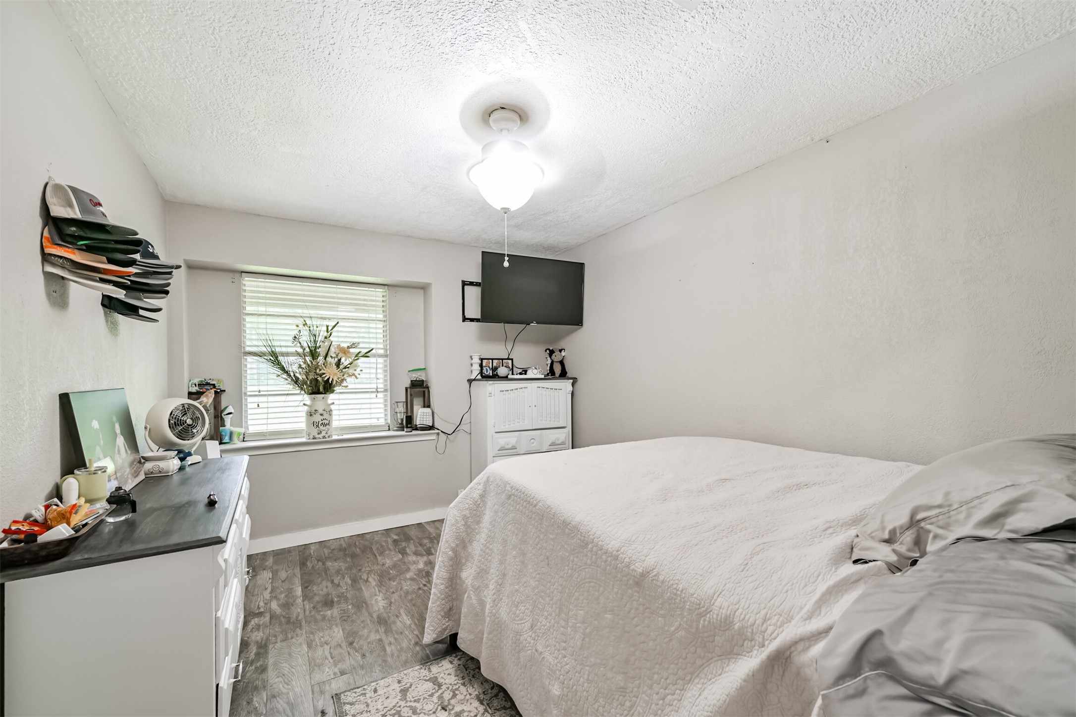 26925 Brentwood Road Splendora, TX 77372 - Photo 24 of 30 a bedroom with a bed and furniture