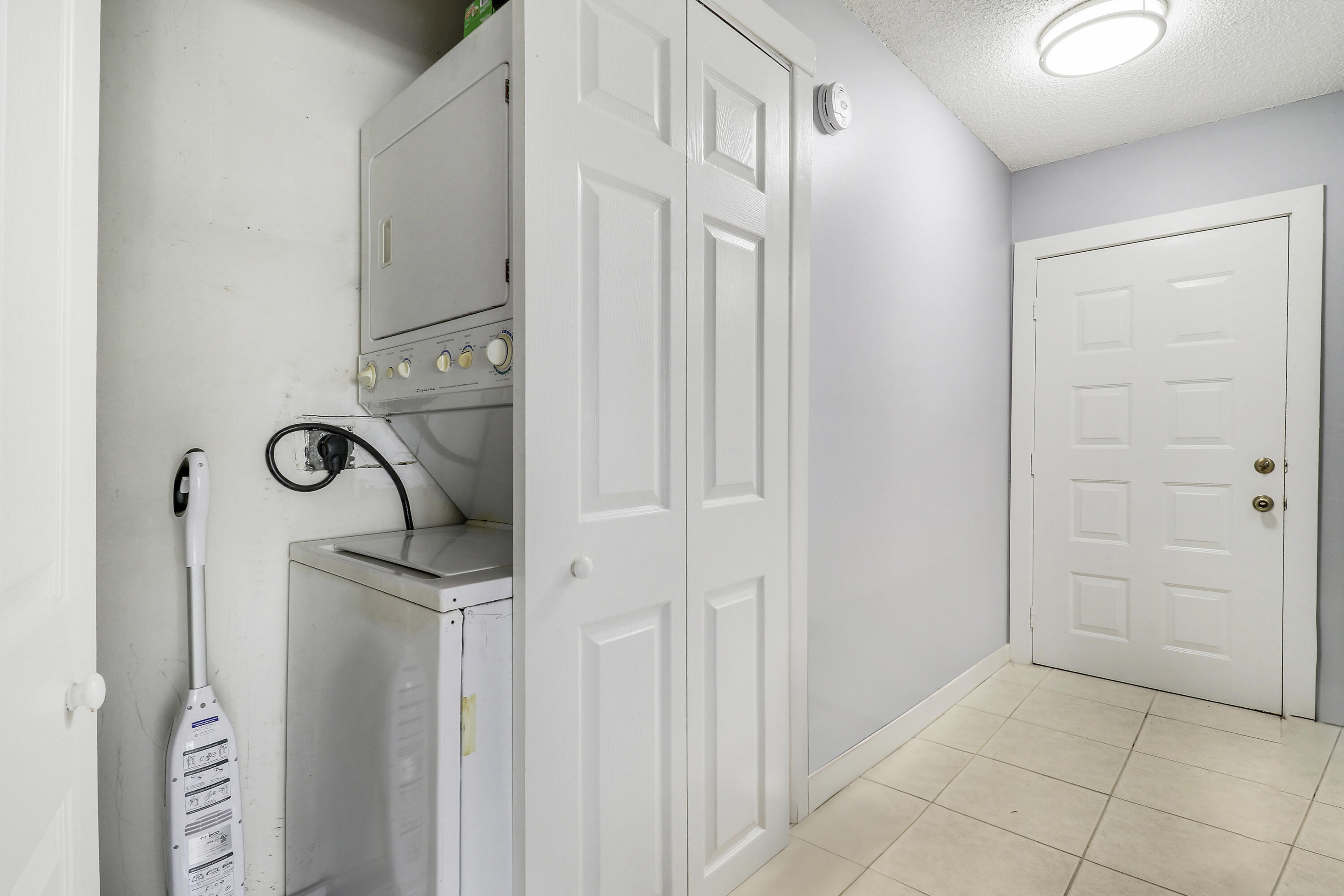 150 Pineview Road, Unit C4 Jupiter, FL 33469 - Photo 10 of 17 Laundry