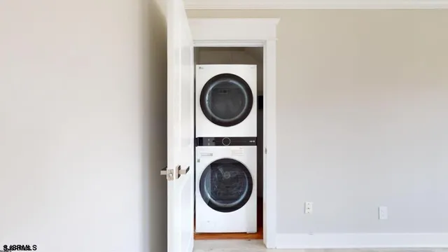 a close up view of a washer and dryer