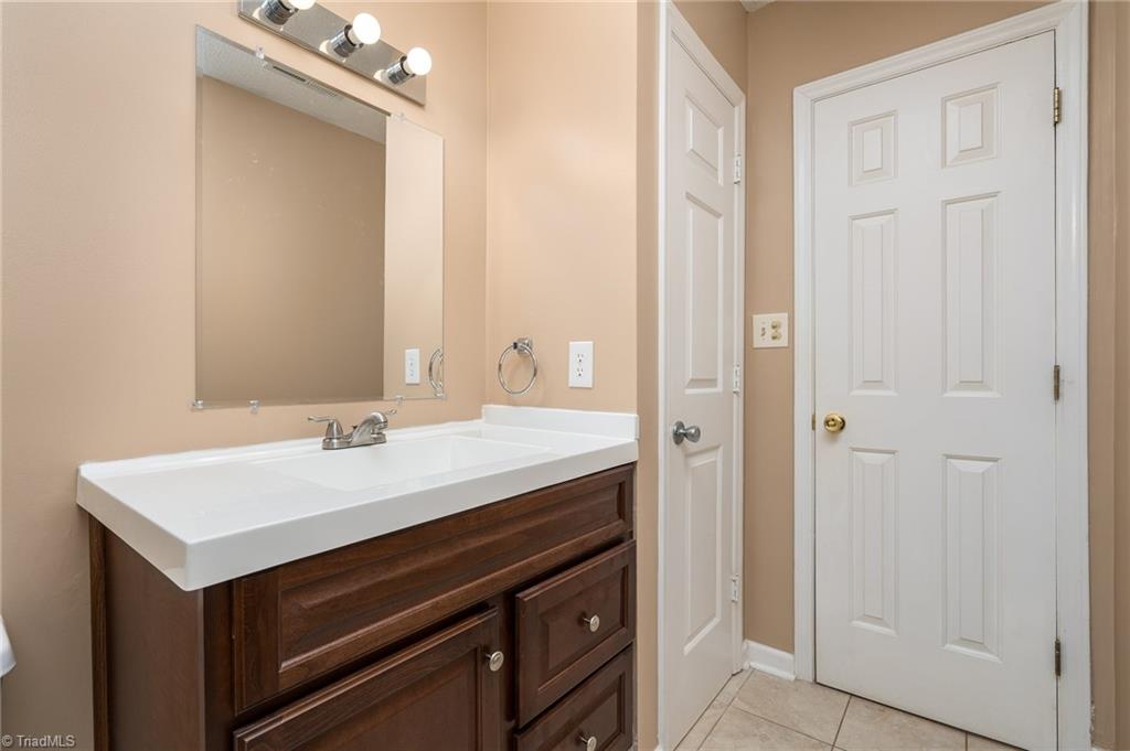 1003 Country Place Road Asheboro, NC 27203 - Photo 22 of 30 Second Bath