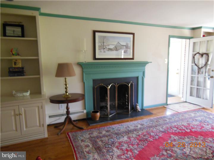621 Fernfield Circle Wayne, PA 19087 - Photo 8 of 25 Living Room