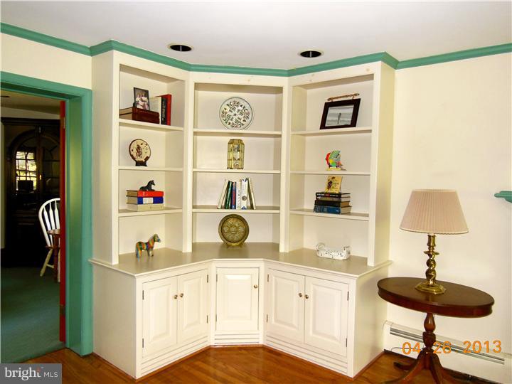 621 Fernfield Circle Wayne, PA 19087 - Photo 10 of 25 Living Room