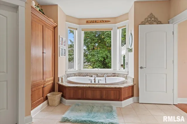 $1,575,000 | 41 Lake Vista Drive, Taylorville, IL 62568