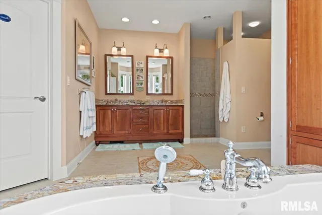 $1,575,000 | 41 Lake Vista Drive, Taylorville, IL 62568