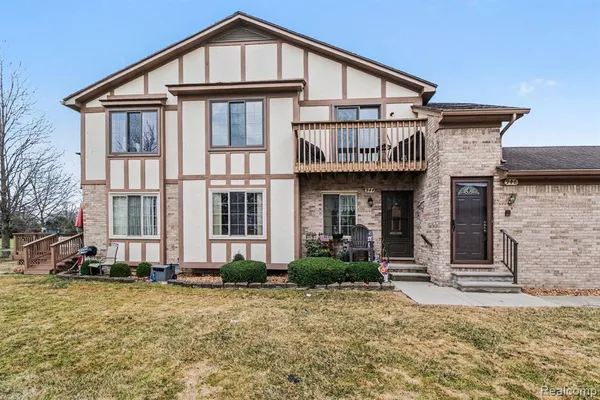 $169,999 | 946 Country Club Drive, St. Clair Shores, MI 48082