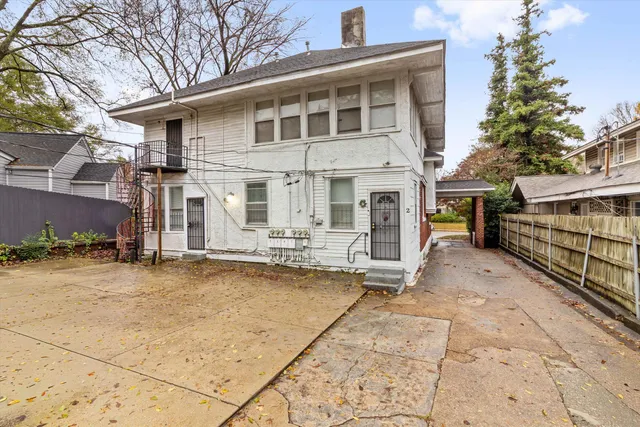 a view of a house with backyard and sitting area