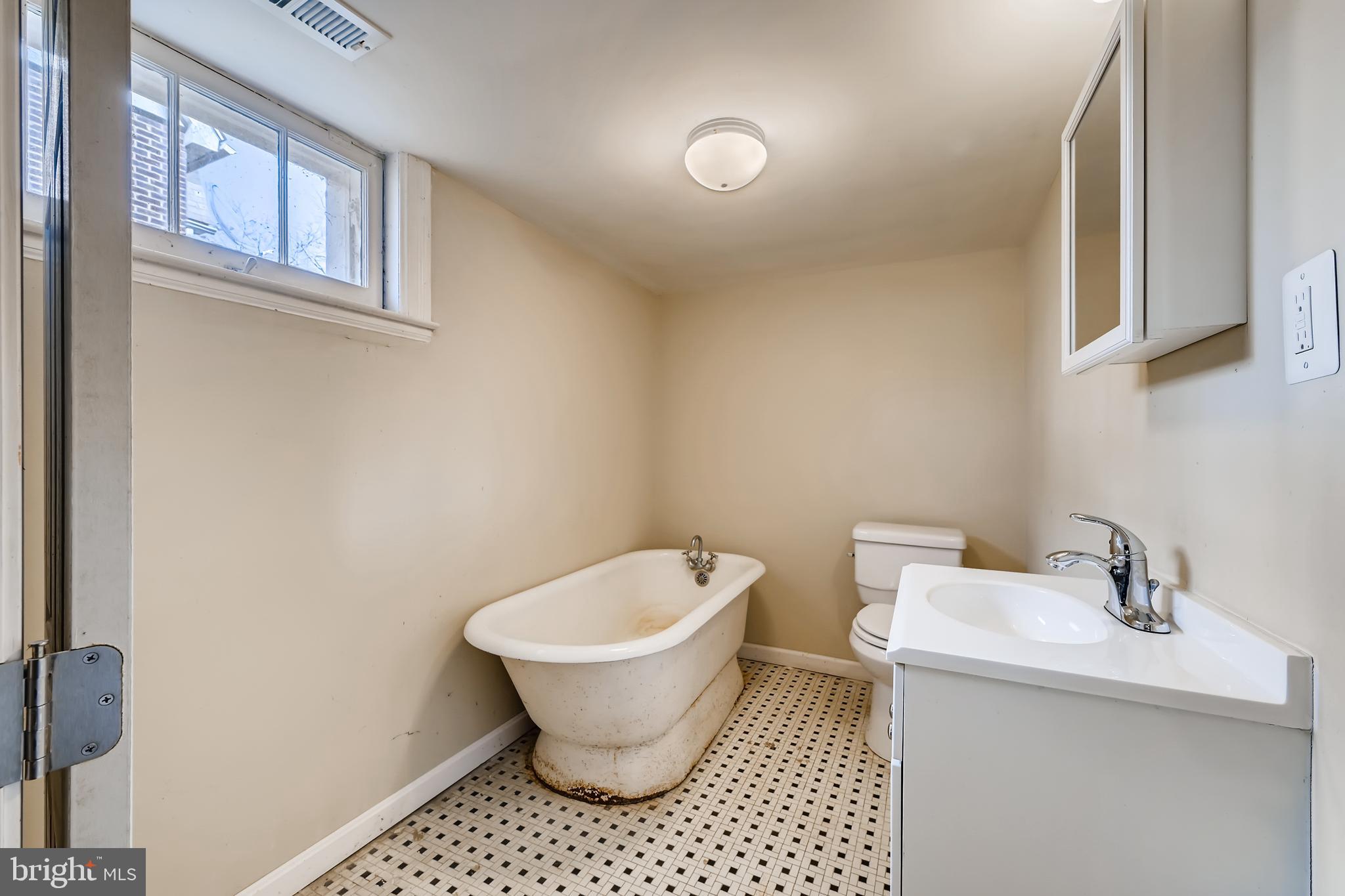 1110 Elm Ridge Avenue Baltimore, MD 21229 - Photo 14 of 28 Gallery Image 14