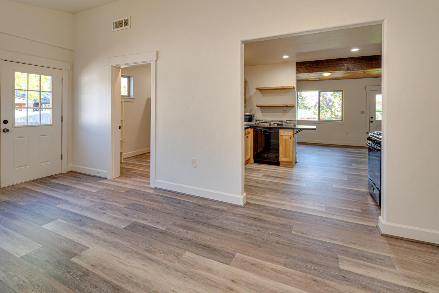 61555 Southeast Alstrup Road Bend, OR 97702 - Photo 9 of 30 Unit A