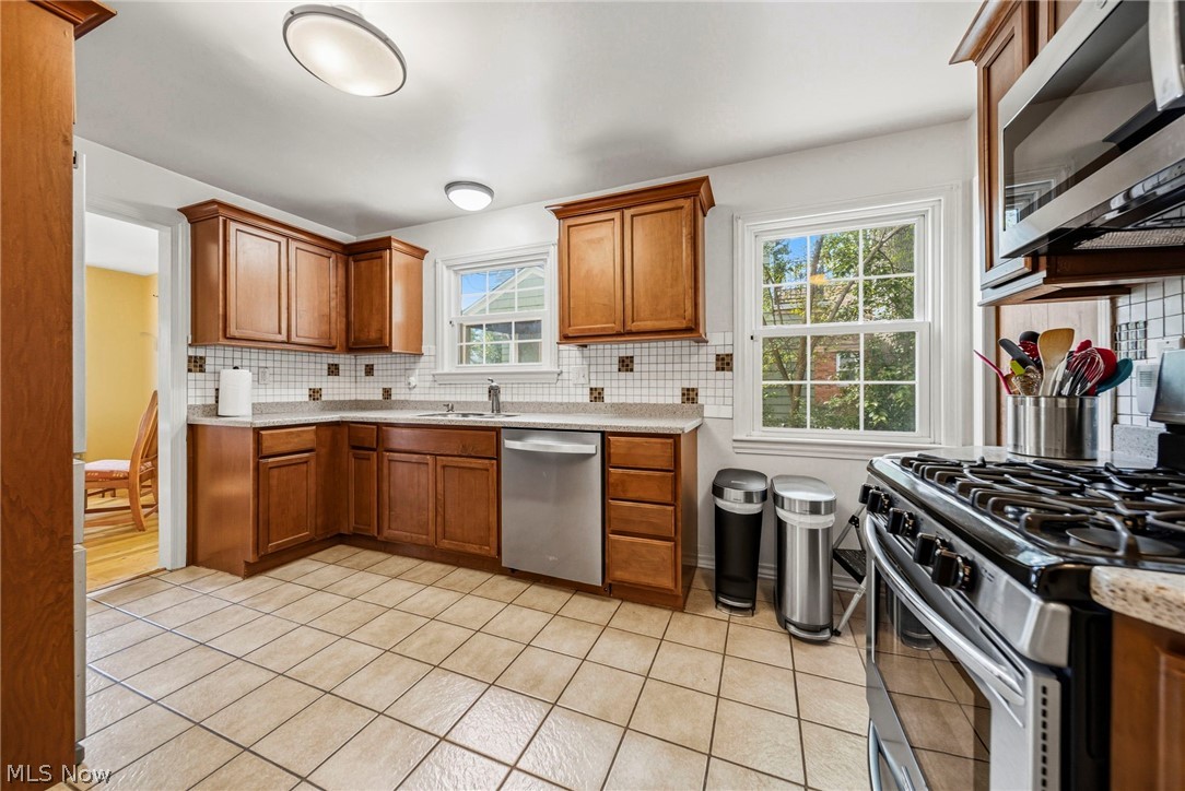 852 Englewood Road Cleveland Heights, OH 44121 - Photo 9 of 26