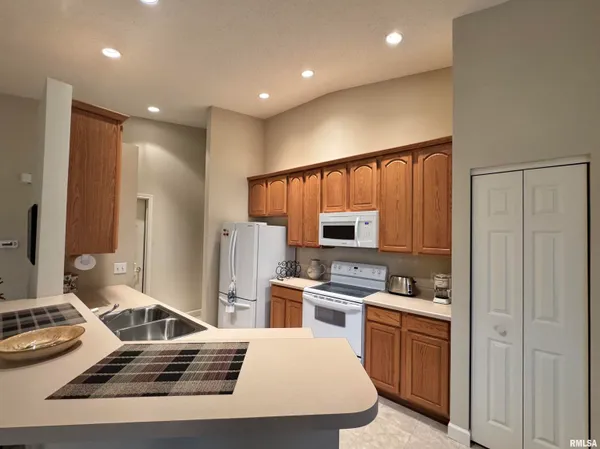 $205,000 | 1103 Hawthorn Ridge, Macomb, IL 61455