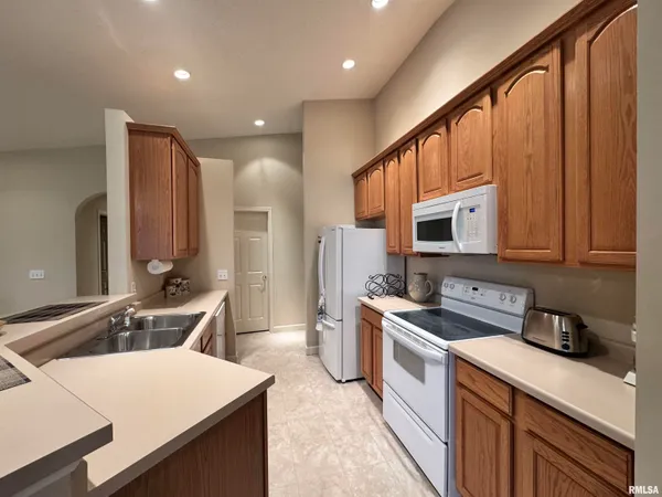 $205,000 | 1103 Hawthorn Ridge, Macomb, IL 61455