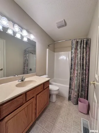 $205,000 | 1103 Hawthorn Ridge, Macomb, IL 61455