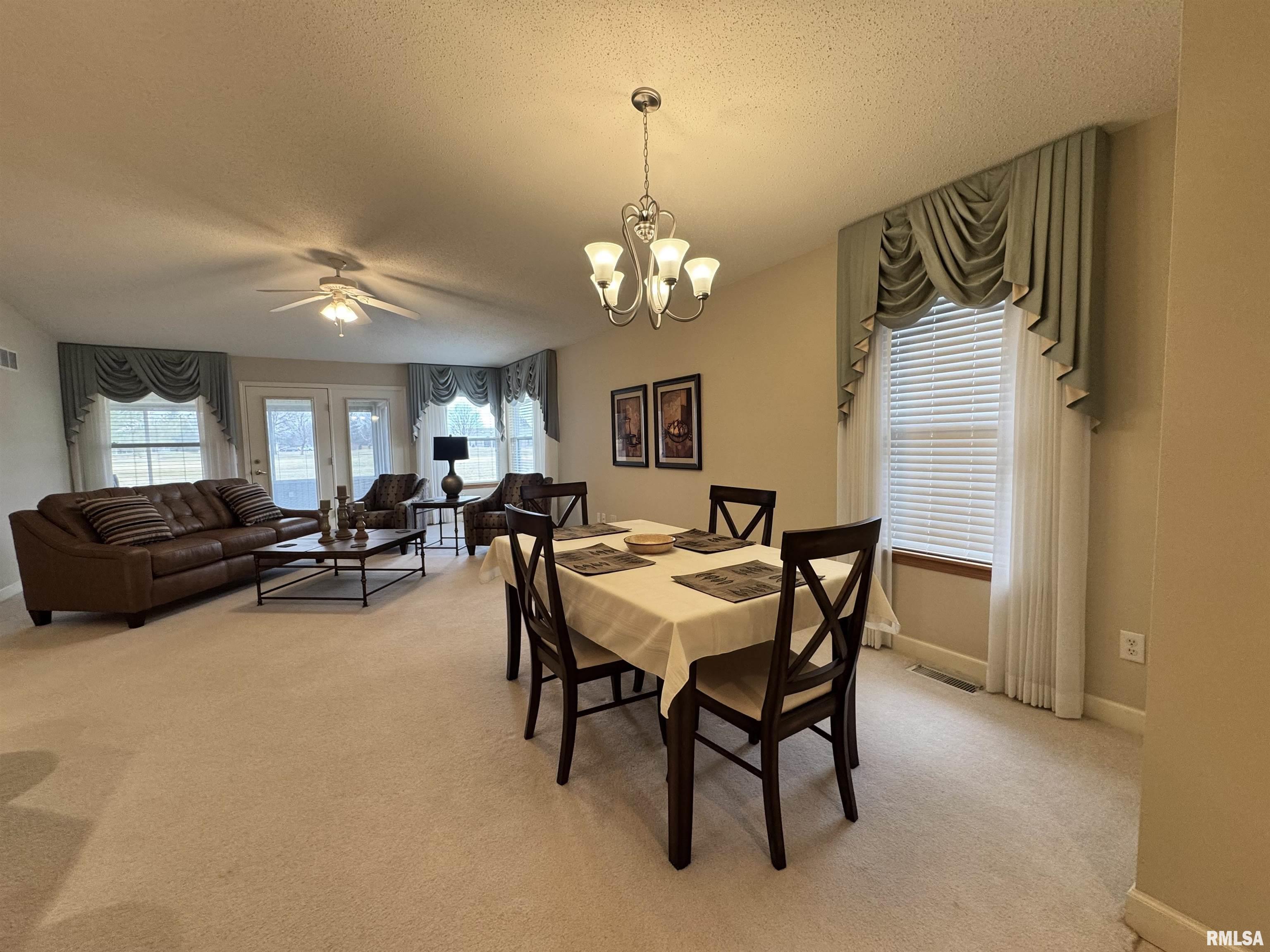 1103 Hawthorn Ridge Macomb, IL 61455 - Photo 4 of 31