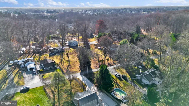 a view of a yard with sitting area