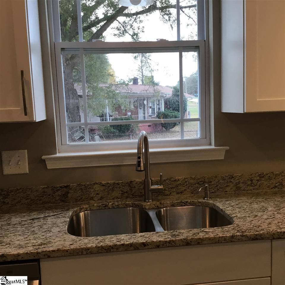489 Clover Road Duncan, SC 29334 - Photo 11 of 32
