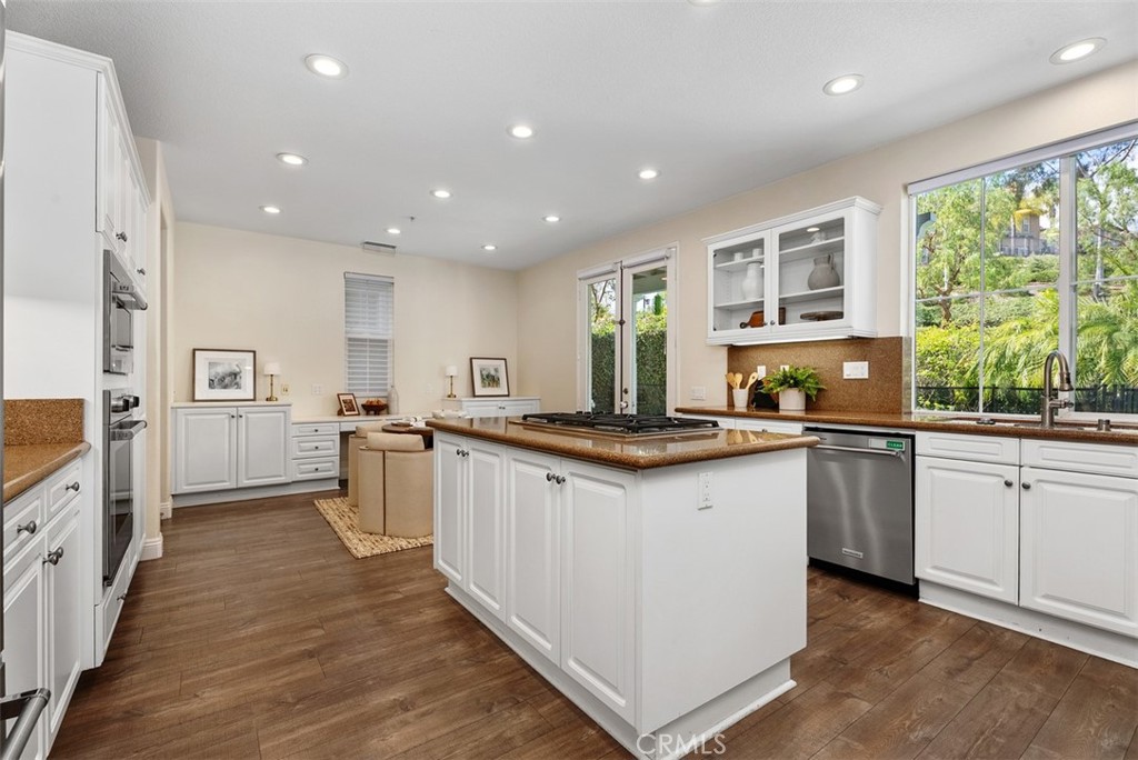 9 Franklin Way Ladera Ranch, CA 92694 - Photo 9 of 45 Kitchen