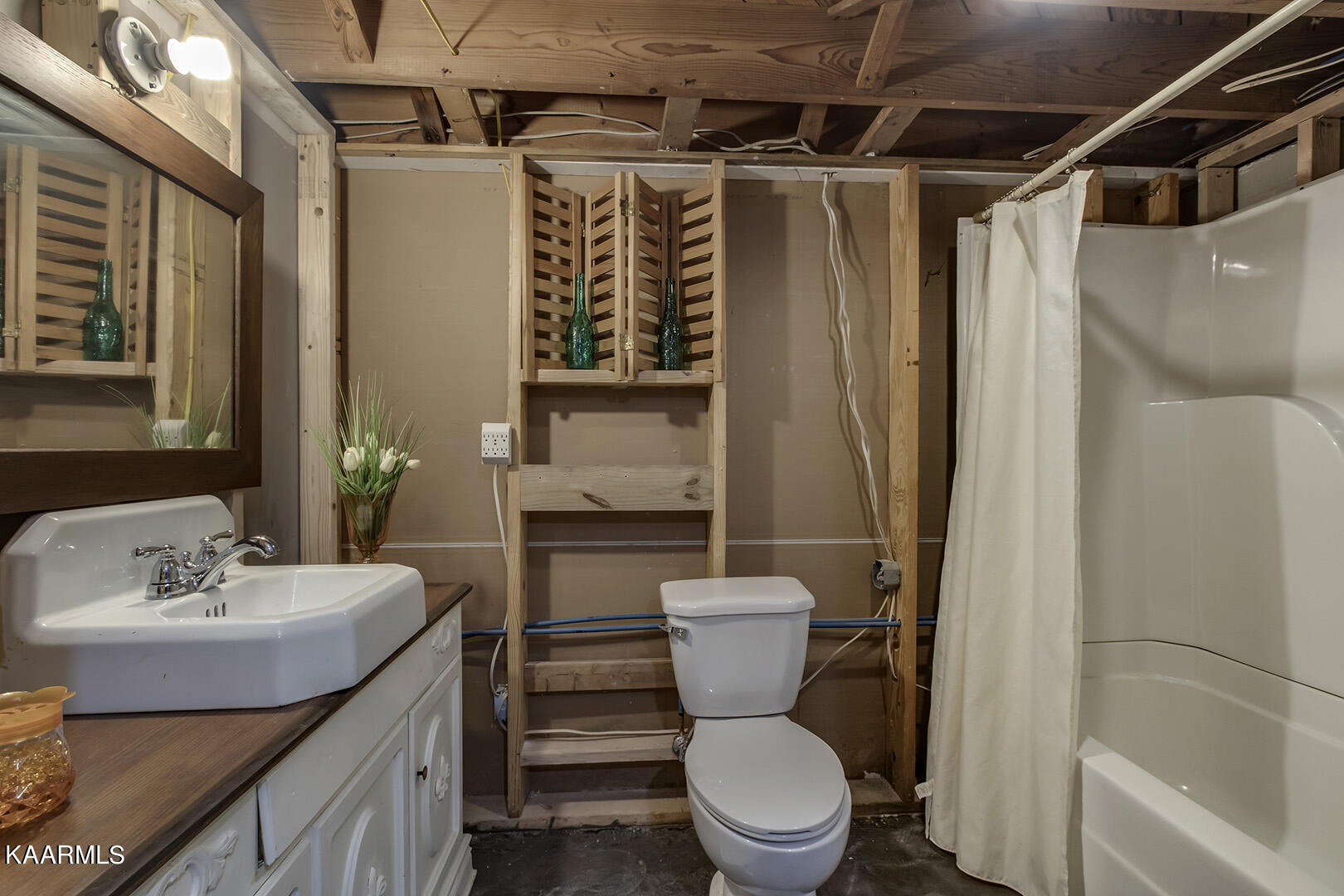 204 Brahman Road Kingston, TN 37763 - Photo 39 of 48 39_BrahmanRoad_204_FullBath2