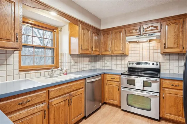 $425,000 | 14828 West 83rd Place, Lenexa, KS 66215