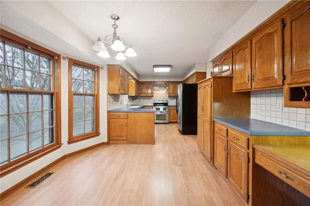 $425,000 | 14828 West 83rd Place, Lenexa, KS 66215