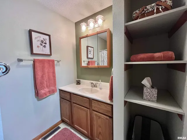 $220,000 | 326 Charter Oak Place, Dahinda, IL 61428