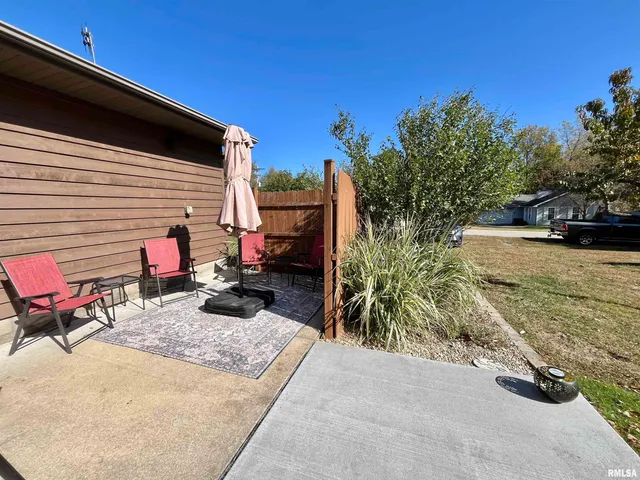 $220,000 | 326 Charter Oak Place, Dahinda, IL 61428