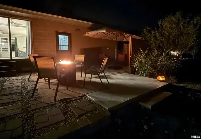 $220,000 | 326 Charter Oak Place, Dahinda, IL 61428