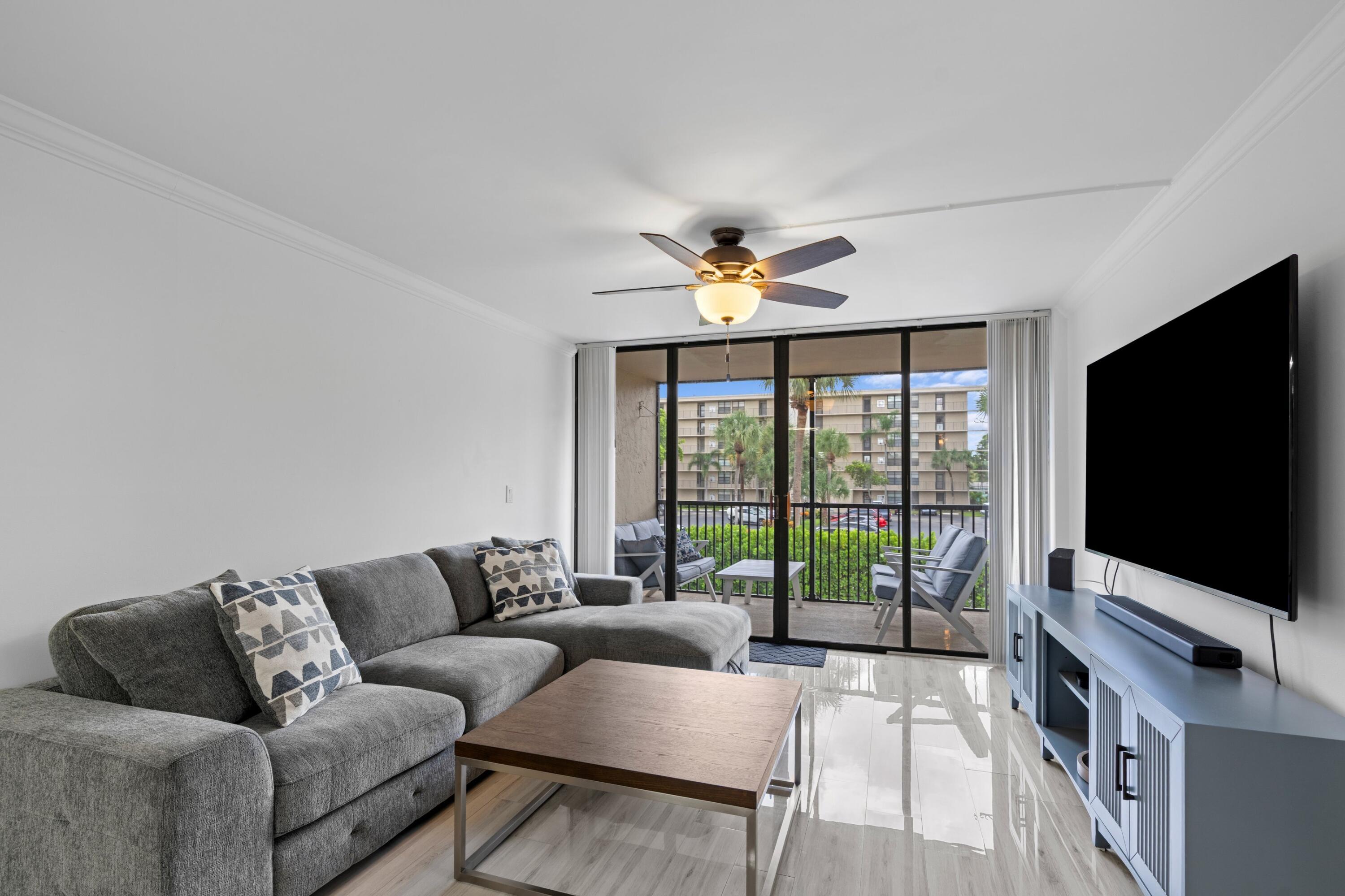 16 Royal Palm Way, Unit 2050 Boca Raton, FL 33432 - Photo 5 of 39 Living Room