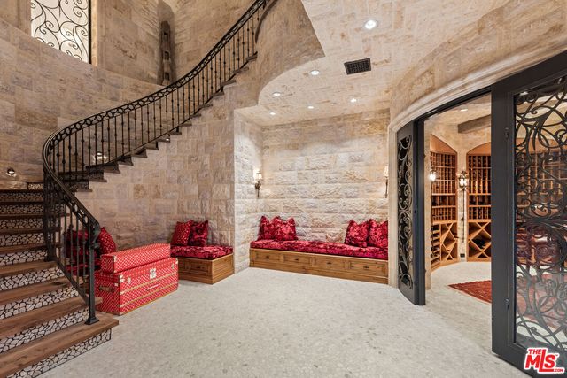 a view of entryway with outdoor area