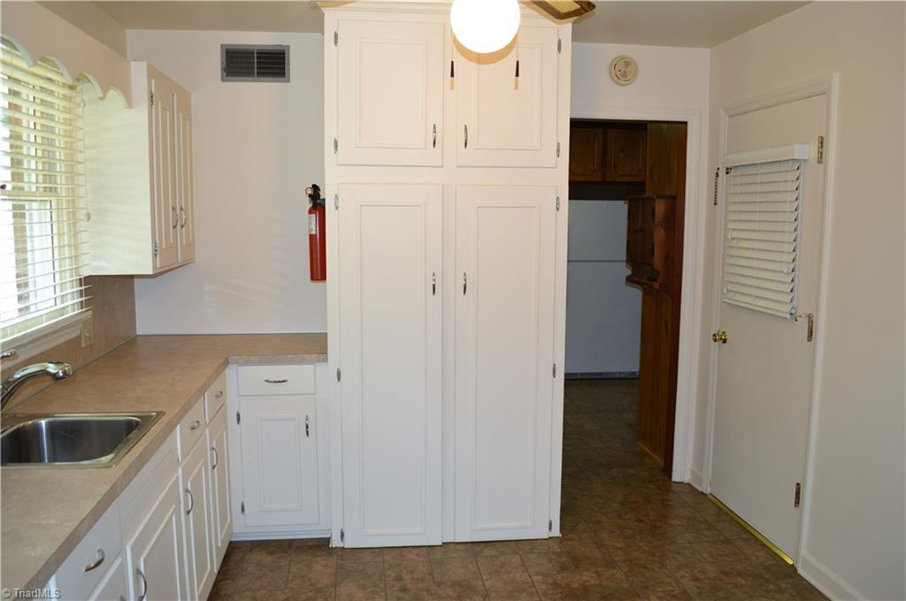 260 Lake Leonard Road Lexington, NC 27295 - Photo 15 of 29 Mud room off kitchen
