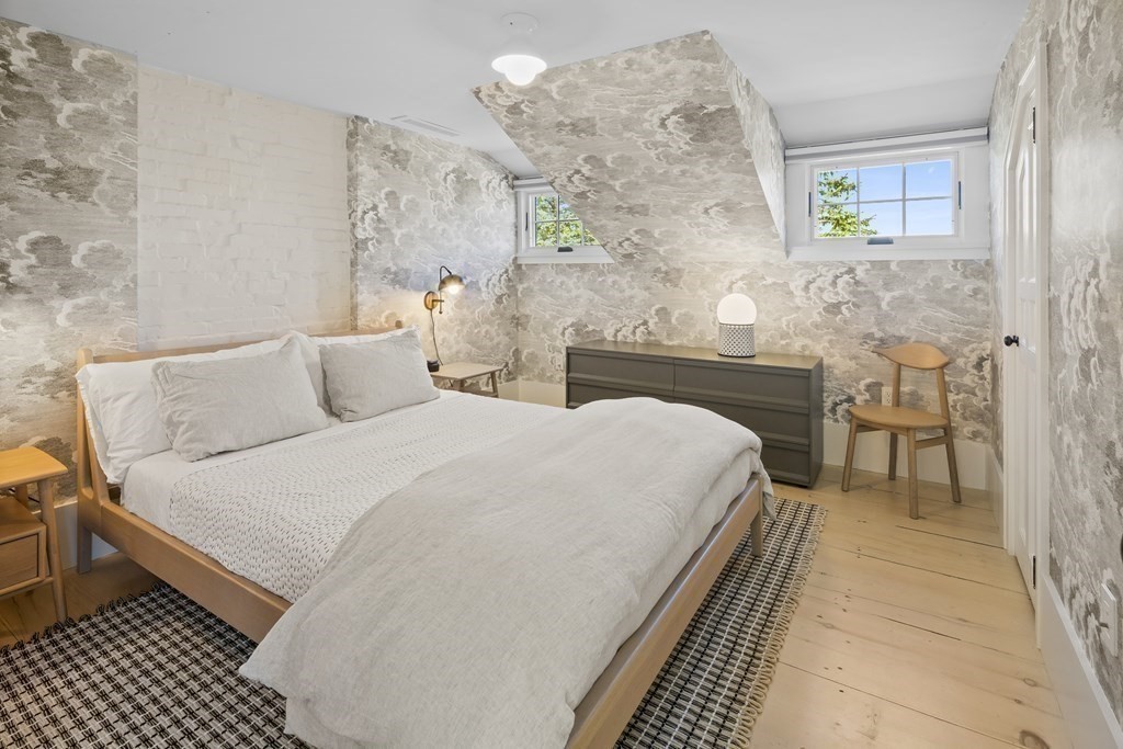 178 Queen Anne Road Chatham, MA 02633 - Photo 20 of 33 a bedroom with a bed and a table