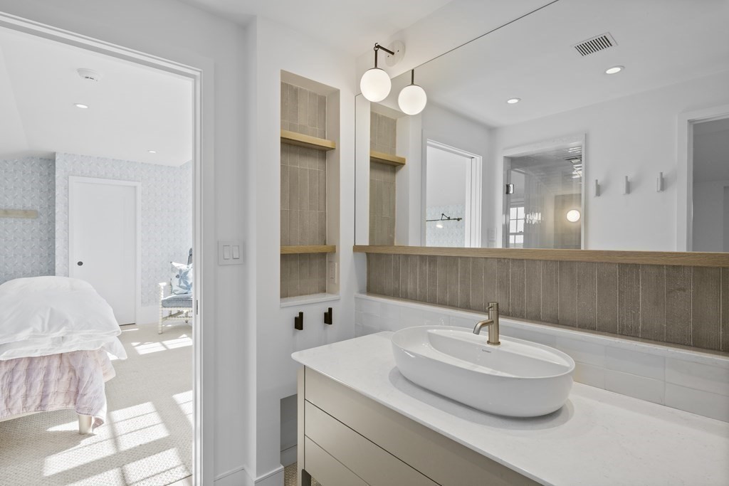 178 Queen Anne Road Chatham, MA 02633 - Photo 22 of 33 a bathroom with a sink and a mirror