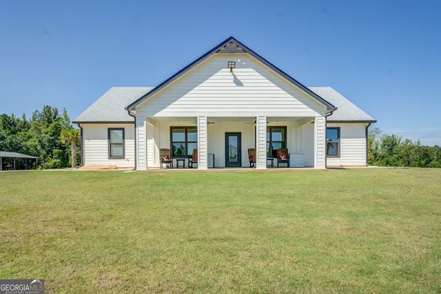 a view of a house with a backyard