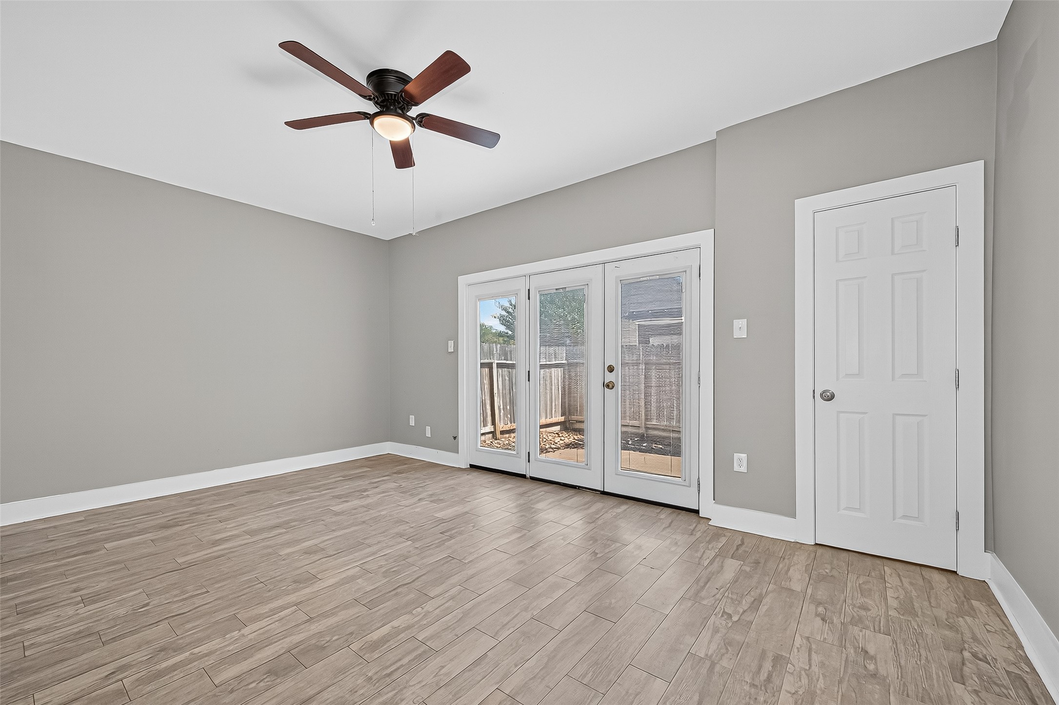 830 Threadneedle Street, Unit 240 Houston, TX 77079 - Photo 12 of 31 an empty room with wooden floor and chandelier fan