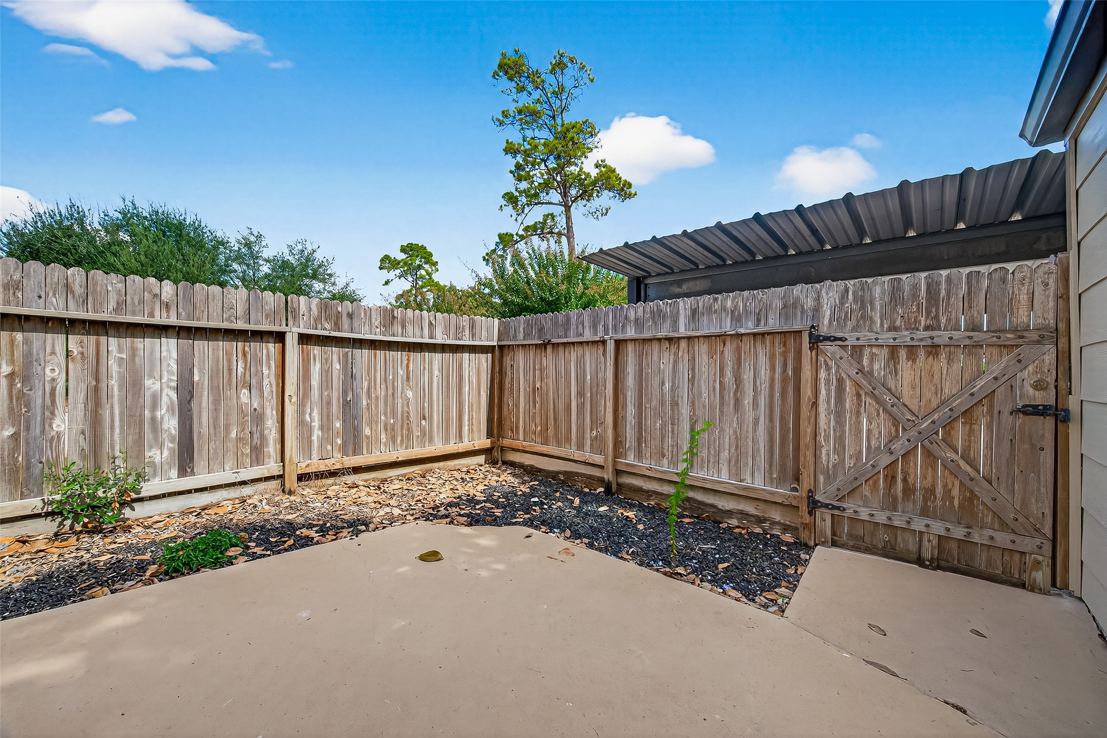 830 Threadneedle Street, Unit 240 Houston, TX 77079 - Photo 25 of 31 a view of a backyard with wooden fence