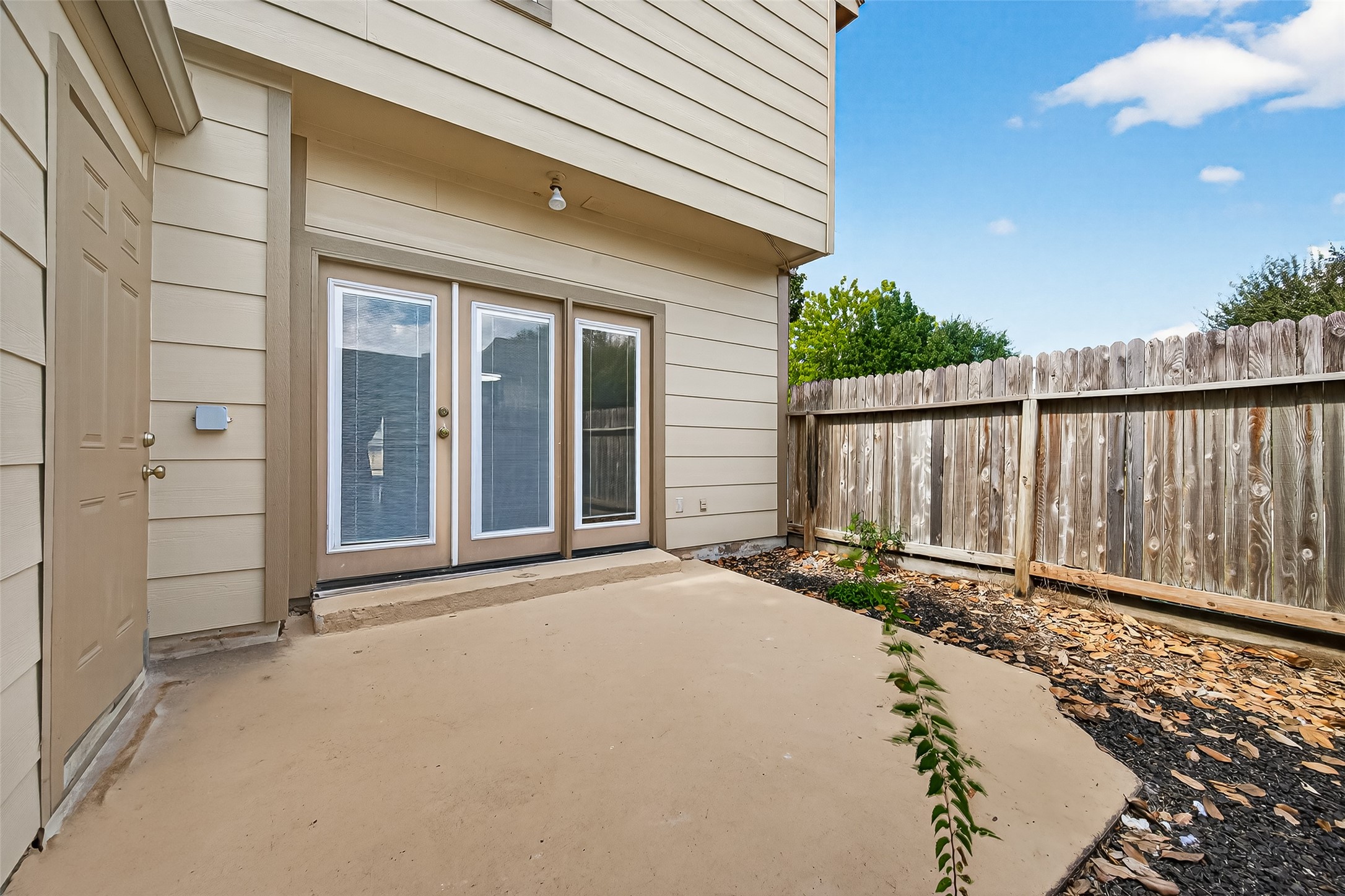 830 Threadneedle Street, Unit 240 Houston, TX 77079 - Photo 27 of 31 a view of a backyard with a garden