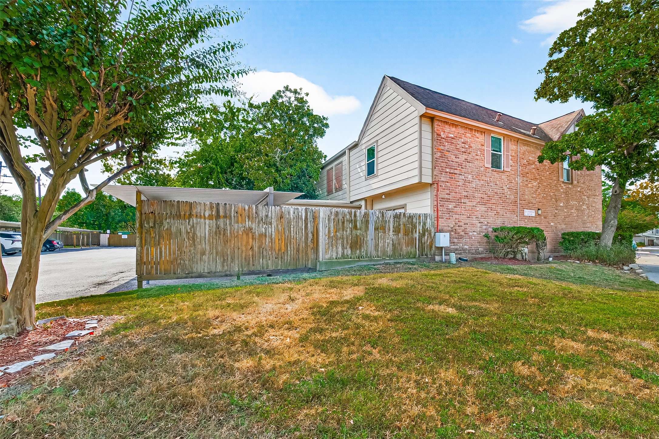 830 Threadneedle Street, Unit 240 Houston, TX 77079 - Photo 31 of 31 a view of a back yard of the house
