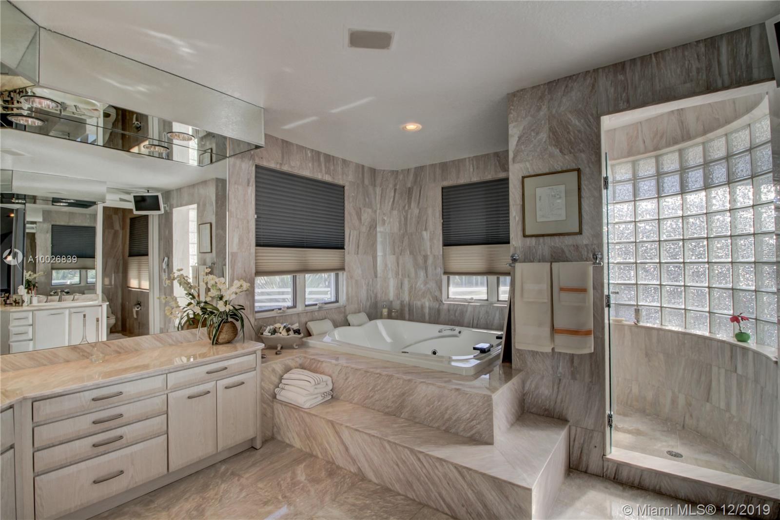 349 Centre Island North Miami Beach, FL 33160 - Photo 32 of 36