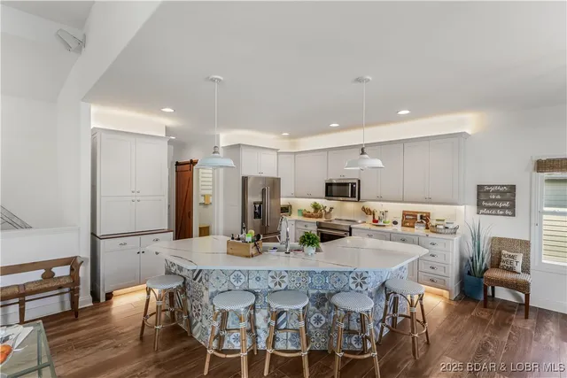 $1,099,000 | 115 Cypress Point Lane, Lake Ozark, MO 65049